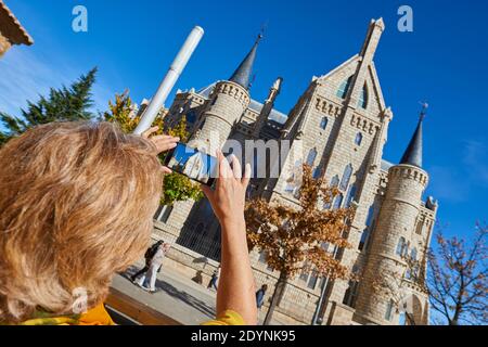 Frau nimmt ein Foto mit Ihrem Smartphone von Palacio Episcopal, Astorga, León Provinz, Castilla y León, Spanien, Europa Stockfoto