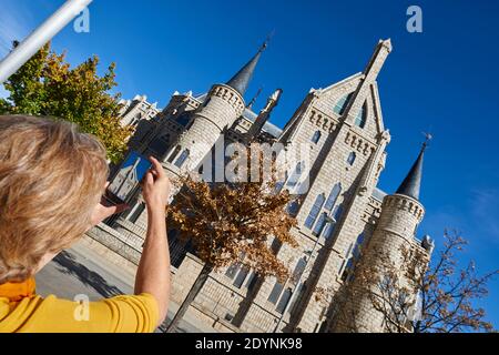 Frau nimmt ein Foto mit Ihrem Smartphone von Palacio Episcopal, Astorga, León Provinz, Castilla y León, Spanien, Europa Stockfoto