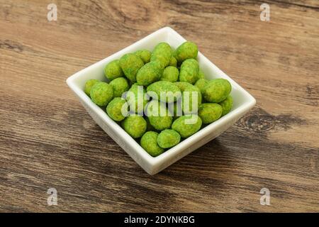 Würziger Wasabi-Erdnüsse-Snack in der Schüssel Stockfoto