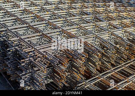 Stäbe aus Stahl können zur Betonverstärkung verwendet werden Stockfoto