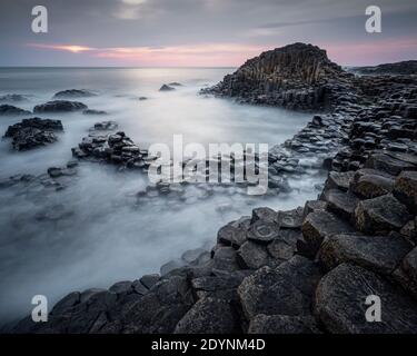 Sonnenuntergang am Giant's Causeway Basaltfelsen an der County Antrim Küste in Nordirland, Großbritannien Stockfoto