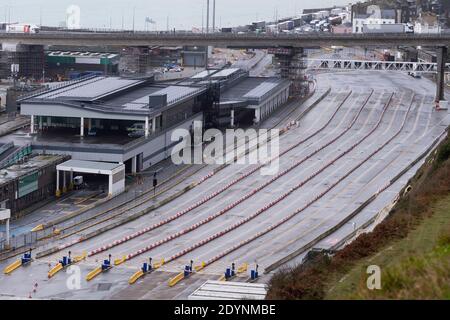 Peking, China. Dezember 2020. Das Foto vom 22. Dezember 2020 zeigt den geschlossenen Hafen von Dover in Dover, Großbritannien. Quelle: Ray Tang/Xinhua/Alamy Live News Stockfoto