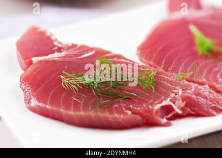 Rohes Thunfischsteak. Roher Fisch auf einem Teller. Stockfoto