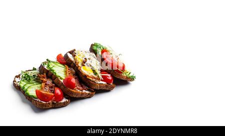 Bruschetta mit verschiedenen Füllungen auf weißem Hintergrund. Gemüse, Fleisch und Käse Bruschetta. Hochwertige Fotos Stockfoto