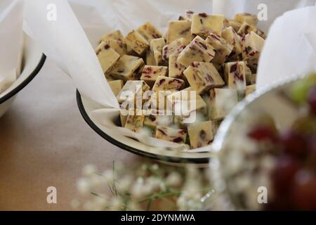 Verschiedene Finger Food Desserts auf einem Buffet-Tisch zu sehen Bei einer Cocktailveranstaltung Stockfoto