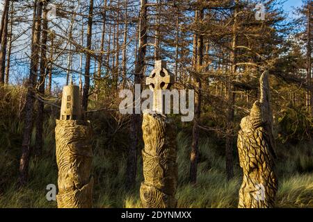 Llanddwyn Island Holzschnitzereien auf dem Forestry Commision Newborough Beach Parkplatz, Anglesey Stockfoto