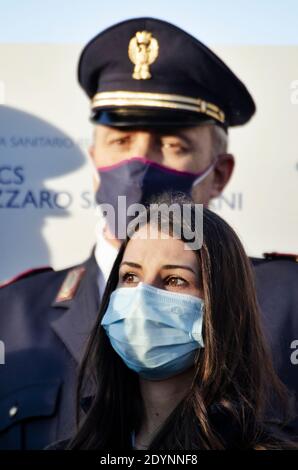 Rom, Italien. Dezember 2020. Krankenschwester Claudia Alivernini nach der ersten Dosis des Impfstoffes Pfizer-BioNTech Covid-19. Erste Impfdosen gegen Covid-19 kommen am Spallanzani Institut an. Kredit: LSF Foto/Alamy Live Nachrichten Stockfoto