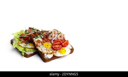 Bruschetta mit verschiedenen Füllungen auf weißem Hintergrund. Gemüse, Fleisch und Käse Bruschetta. Hochwertige Fotos Stockfoto