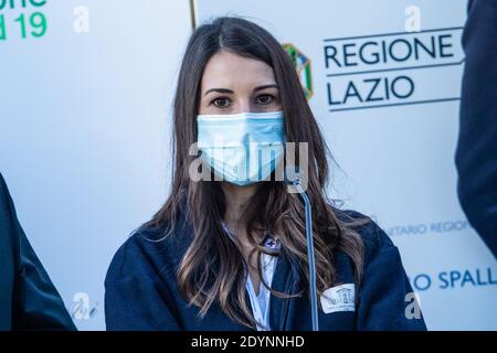 Rom, Italien. Dezember 2020. Claudia Alivernini, 29, eine Krankenschwester, die am Spallanzani Infectious Disease Hospital arbeitet, spricht bei einer Pressekonferenz mit Reportern, nachdem sie ihre erste Dosis des Pfizer-BioNTech Covid-19 Impfstoffs injiziert hatte. Kredit: SOPA Images Limited/Alamy Live Nachrichten Stockfoto