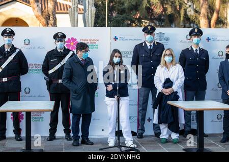 Rom, Italien. Dezember 2020. Claudia Alivernini, 29, eine Krankenschwester, die am Spallanzani Infectious Disease Hospital arbeitet, spricht bei einer Pressekonferenz mit Reportern, nachdem sie ihre erste Dosis des Pfizer-BioNTech Covid-19 Impfstoffs injiziert hatte. Kredit: SOPA Images Limited/Alamy Live Nachrichten Stockfoto