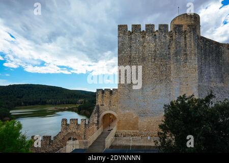 Schloss Astellet vor dem Foix-Staudamm in der Nähe von Barcelona, Spanien Stockfoto