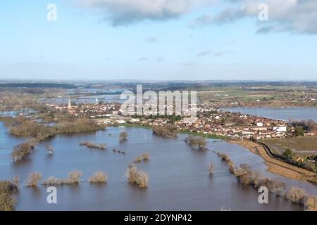 Upton upon Severn, Worcestershire, Großbritannien. Dezember 2020. Das kleine Dorf Upton upon Severn in Worcestershire wurde von Überschwemmungen umgeben, nachdem der Fluss Severn seine Ufer platzte. Das Dorf sieht wie eine Insel aus, da mehrere Grundstücke von einem kleinen Grasufer geschützt sind, das riesige Wasserflächen zurückhält. PIC by Credit: Stop Press Media/Alamy Live News Stockfoto