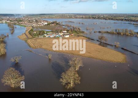 Upton upon Severn, Worcestershire, Großbritannien. Dezember 2020. Das kleine Dorf Upton upon Severn in Worcestershire wurde von Überschwemmungen umgeben, nachdem der Fluss Severn seine Ufer platzte. Das Dorf sieht wie eine Insel aus, da mehrere Grundstücke von einem kleinen Grasufer geschützt sind, das riesige Wasserflächen zurückhält. PIC by Credit: Stop Press Media/Alamy Live News Stockfoto