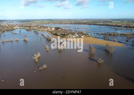 Upton upon Severn, Worcestershire, Großbritannien. Dezember 2020. Das kleine Dorf Upton upon Severn in Worcestershire wurde von Überschwemmungen umgeben, nachdem der Fluss Severn seine Ufer platzte. Das Dorf sieht wie eine Insel aus, da mehrere Grundstücke von einem kleinen Grasufer geschützt sind, das riesige Wasserflächen zurückhält. PIC by Credit: Stop Press Media/Alamy Live News Stockfoto