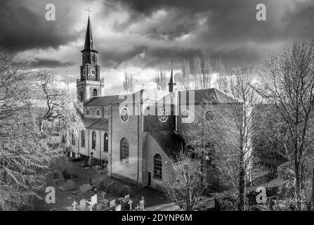 Dramatisches Schwarz-Weiß-Bild der Kirche in der verlassenen Geisterstadt Doel, Belgien Stockfoto