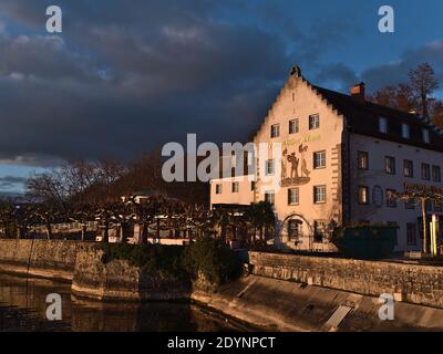 Bankrotte Hotel Wilder Mann am Ufer des Bodensees in einem historischen Gebäude um 1630 in der Nachmittagssonne in der Wintersaison gebaut. Stockfoto