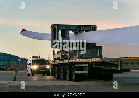 Spezieller Transport von Rotorblättern für Windenergieanlagen, LKW-Transport eines Rotorblatts, das aufgrund seiner großen Größe einen speziell angepassten Semi-Trai erfordert Stockfoto