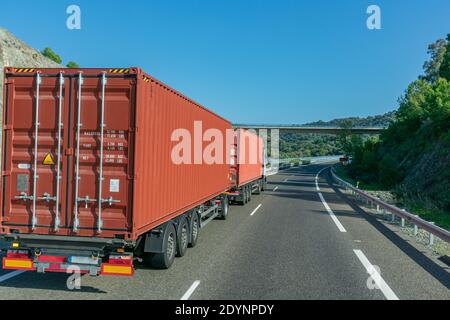 Euro-modulare LKW, Straßenzug oder Mega-Truck mit zwei 40-Fuß-Containern unterwegs auf der Autobahn. Stockfoto