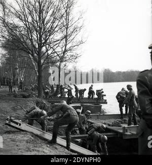 Wehrmacht Heer Ausbildung der Brückenpioniere / Brückenbau - Deutsche Armee Ausbildung Der Pioniere Der Brücke Stockfoto