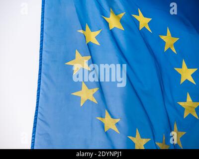 Flagge der Europäischen Union winkt im Wind. Stockfoto