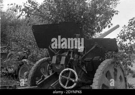 Wehrmacht Heer Panzerabwehrkanone PAK 36 76,2 mm / Feldkanone 296 7,62 cm / Ex Sowjetische Feldkanone - Bundeswehr Anti Tankpistole 36 / Feldkanone 292 76,2 mm Stockfoto