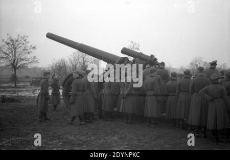 Wehrmacht Heer Ausbildung Mörser 18 21 cm - Bundeswehr Trainingsmörtel 21cm / 210mm Stockfoto