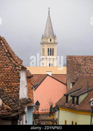 Sighisoara Rumänien - 11.26.2020: Architektonisches Detail mit St. Joseph römisch-katholischen Kirche Zitadelle in Sighisoara, Rumänien. Stockfoto