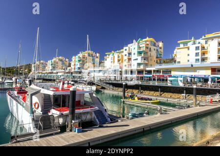 Boote Im Albufeira Marina Modern Architecture Colorful Apartment Festgemacht Gebäude Albufiera Die Algarve Portugal Stockfoto