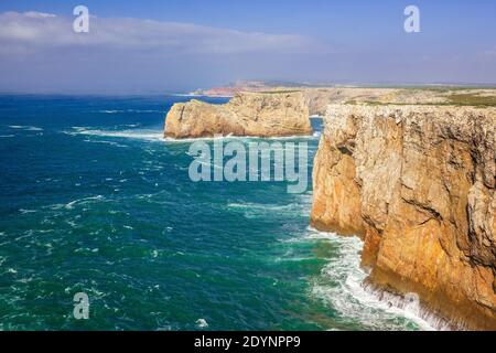 Riesige Klippen Am Cape St Vincent Wellen Aus Dem Atlantik Ozean Die Algarve Portugal Auch Als Land End In Bekannt Portugal Stockfoto