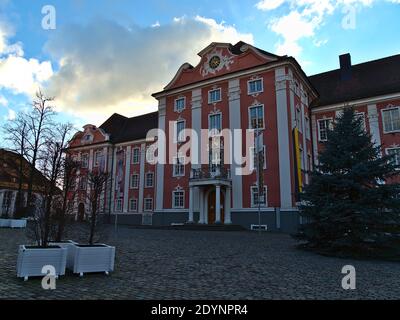 Vorderansicht des historischen Gebäudes Neues Schloss (neues Schloss, heute Museum) mit pink bemalter Fassade am leerstehenden Schlossplatz an sonnigen Tagen. Stockfoto