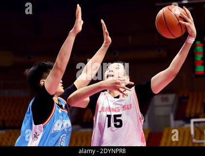 (201227) -- BENGBU, 27. Dezember 2020 (Xinhua) -- Xu Chenyan (R) von Jiangsu Team geht für eine Lay-up während der Viertelfinale-Spiel zwischen Jiangsu-Team und Peking-Team in der Saison 2020-2021 Women's Chinese Basketball Association (WCBA) Liga in Bengbu der östlichen chinesischen Provinz Anhui, 27. Dezember 2020. (Xinhua/Zhou Mu) Stockfoto