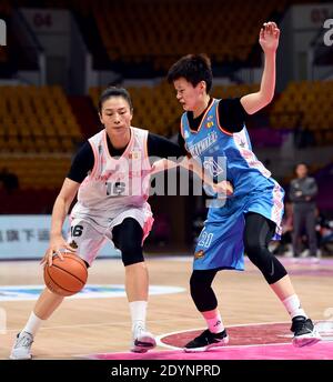 (201227) -- BENGBU, 27. Dezember 2020 (Xinhua) -- Sun Li (L) von Jiangsu Team spielt mit Liu Chaofan von Beijing Team während des Viertelfinalmatches zwischen Jiangsu Team und Beijing Team bei der Saison 2020-2021 Women's Chinese Basketball Association (WCBA) Liga in Bengbu in der östlichen chinesischen Provinz Anhui, 27. Dezember 2020. (Xinhua/Zhou Mu) Stockfoto