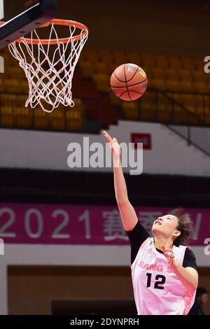 (201227) -- BENGBU, 27. Dezember 2020 (Xinhua) -- Gong Li von Jiangsu Team geht für eine Lay-up während des Viertelfinalmatches zwischen Jiangsu Team und Peking Team an der Saison 2020-2021 Women's Chinese Basketball Association (WCBA) Liga in Bengbu der östlichen chinesischen Provinz Anhui, 27. Dezember 2020. (Xinhua/Huang Bohan) Stockfoto