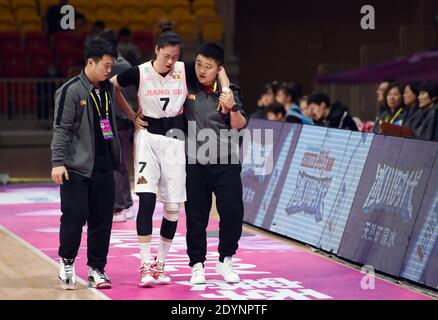 (201227) -- BENGBU, 27. Dezember 2020 (Xinhua) -- Chen Xiaojia (C) von Jiangsu Team wird geholfen, nachdem er während des Viertelfinalmatches zwischen Jiangsu Team und Peking Team bei der Saison 2020-2021 Women's Chinese Basketball Association (WCBA) Liga in Bengbu in Ostchina Anhui Provinz, 27. Dezember 2020 verletzt wurde. (Xinhua/Zhou Mu) Stockfoto