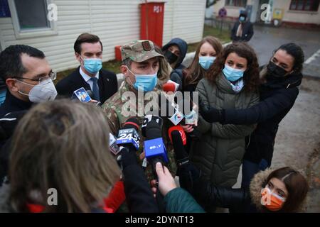 BUKAREST, RUMÄNIEN - 27. Dezember 2020: Arzt Valeriu Gheorghita, der Koordinator der landesweiten Impfkampagne COVID-19, spricht während der Presse Stockfoto