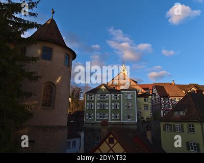 Schöne Aussicht auf das historische Zentrum von Meersburg, Bodensee, Deutschland mit Turm von altem Schloss und Fachwerkhäusern mit bunten Fassaden. Stockfoto