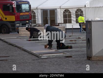 Berlin, Deutschland. Dezember 2020. Vor dem Brandenburger Tor stehen die Arbeiter für die digitale Silvesterparty "Welcome Berlin 2021". Quelle: Paul Zinken/dpa/Alamy Live News Stockfoto