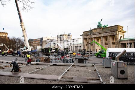 Berlin, Deutschland. Dezember 2020. Vor dem Brandenburger Tor stehen die Arbeiter für die digitale Silvesterparty "Welcome Berlin 2021". Quelle: Paul Zinken/dpa/Alamy Live News Stockfoto