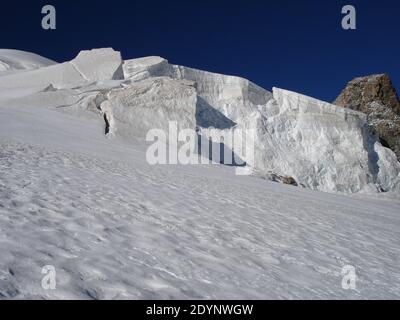 Seracs auf dem Gletscher des Barre des Écrins im Massiv des Écrins. Dauphiné Alpen. Südwestalpen. Frankreich. Europa. Stockfoto