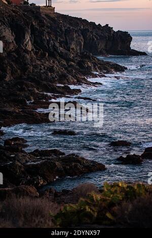 Lila Lichter an der Küste bei Sonnenuntergang auf Teneriffa Stockfoto