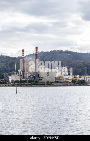 Pontevedra, Spanien; 15. oktober 2020: ENCE Papierfabrik Blick auf Ria de Pontevedra, Galicien Spanien Stockfoto