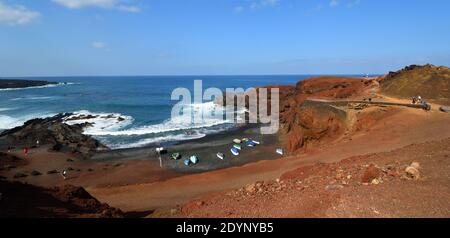 Panramic vulkanische Landschaft von El Golfo Lanzarote Strand und kleine Boote. Stockfoto