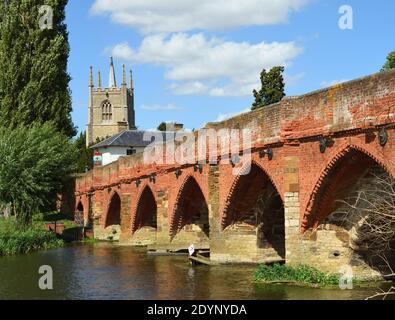 Great Barford Packhorse Bridge und All Saints Church Tower. Bedfordshire England. Stockfoto