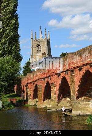 Great Barford Packhorse Bridge und All Saints Church Tower. Bedfordshire England. Stockfoto