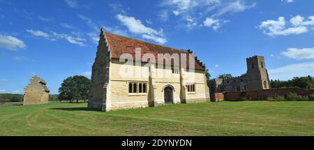 Willington Church, Stallungen und Dovecote mit blauem Himmel und Wolken. Stockfoto