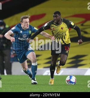 Oliver Skipp von Norwich und Ken Sema von Watford in Aktion während des Sky Bet Championship Spiels in der Vicarage Road, Watford Bild von Paul Chesterton/Focus Images/Sipa USA 26/12/2020 Stockfoto