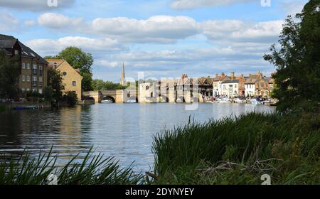 Der Fluss Ouse in St Ives Cambridgeshire mit der historischen Brücke und dem Flusshafen. Stockfoto