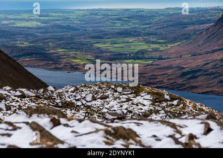 Blick über das Wasser vom Aufstieg zum Scefell Pike Stockfoto