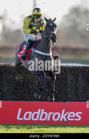 Nico de Boinville reitend Shishkin räumen den letzten Zaun auf dem Weg zum Gewinn der Ladbrokes Wayward-Verfolgungsjagd für die Anfänger auf der Kempton Park Racecourse in Surrey. Stockfoto