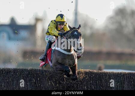 Nico de Boinville reitend Shishkin räumen den letzten Zaun auf dem Weg zum Gewinn der Ladbrokes Wayward-Verfolgungsjagd für die Anfänger auf der Kempton Park Racecourse in Surrey. Stockfoto